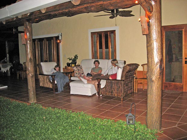 27.night_terrace_chat